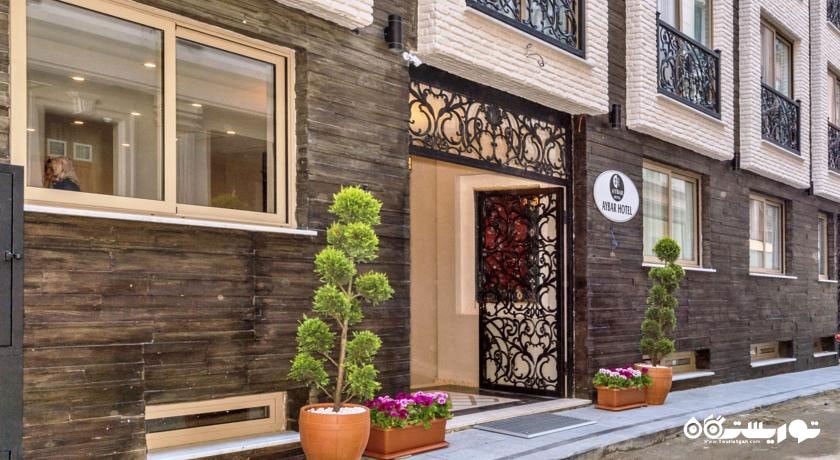 نمایی از درب ورودی هتل